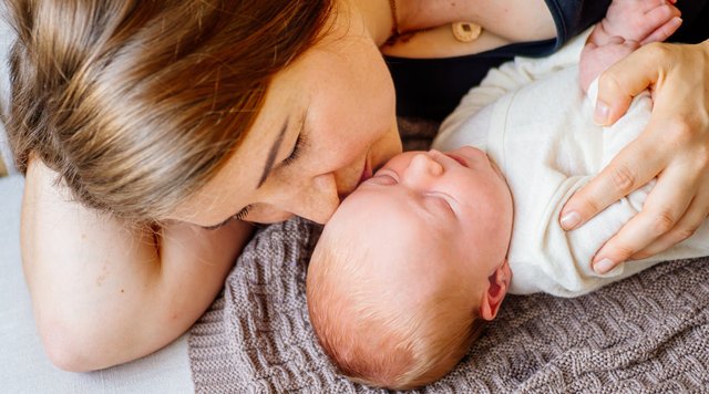 Newbornfotos Dresden Babyfotos im eigenen zu Hause-024.jpg